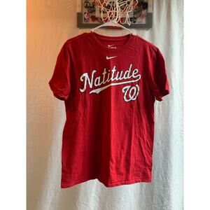 Washington Nationals “Natitude” NIKE TEE Classic Logo Red T-Shirt Men's Size M